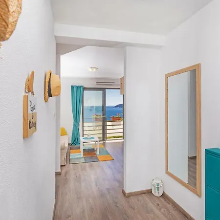 D & J With Heated Pool & Stunning Sea View *