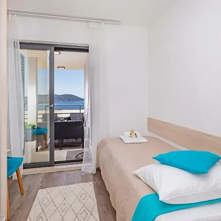 D & J With Heated Pool & Stunning Sea View Apartman Orasac