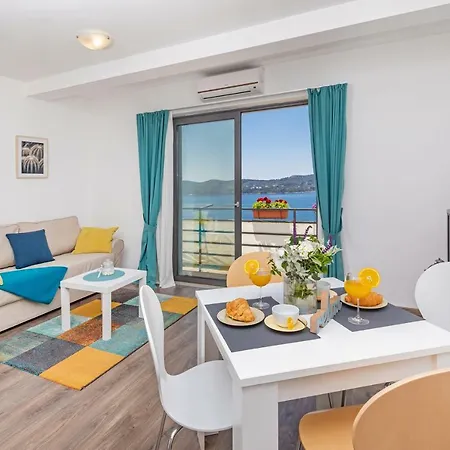 D & J With Heated Pool & Stunning Sea View Apartman Orasac