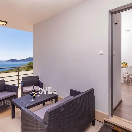 D & J With Heated Pool & Stunning Sea View *