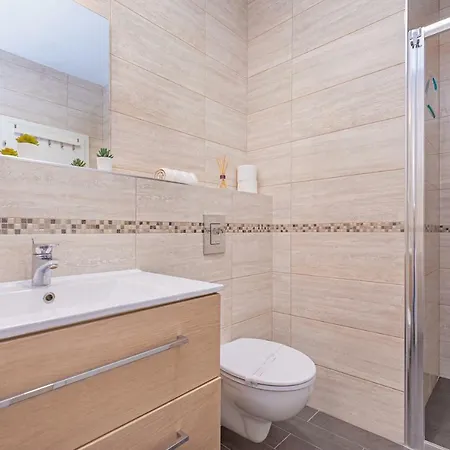 D & J With Heated Pool & Stunning Sea View Apartman *