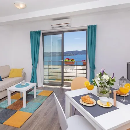 D & J With Heated Pool & Stunning Sea View Apartman *