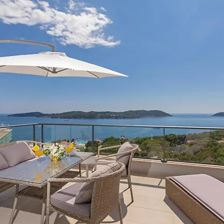 D & J With Heated Pool & Stunning Sea View Apartman Orasac