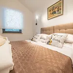 D & J With Heated Pool & Stunning Sea View דירה