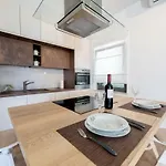 D & J With Heated Pool & Stunning Sea View *