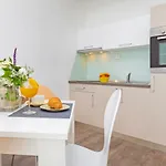 D & J With Heated Pool & Stunning Sea View *
