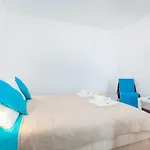 D & J With Heated Pool & Stunning Sea View Apartment