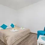 D & J With Heated Pool & Stunning Sea View דירה