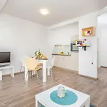 D & J With Heated Pool & Stunning Sea View Apartment