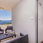 D & J With Heated Pool & Stunning Sea View *