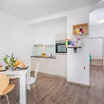 D & J With Heated Pool & Stunning Sea View Apartment