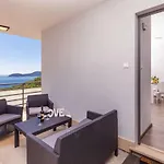 D & J With Heated Pool & Stunning Sea View *