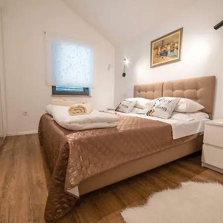 D & J Apartment *