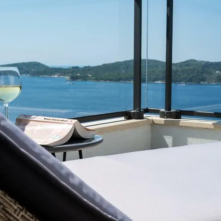 D & J With Heated Pool & Stunning Sea View Apartament