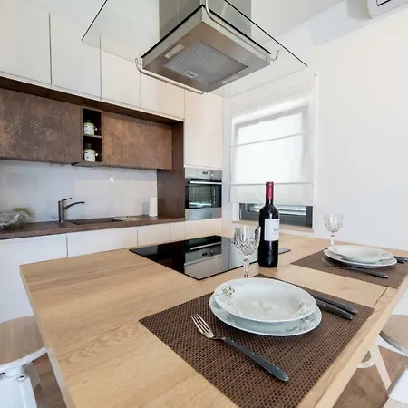 D & J With Heated Pool & Stunning Sea View *