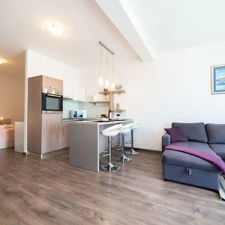 D & J Apartment