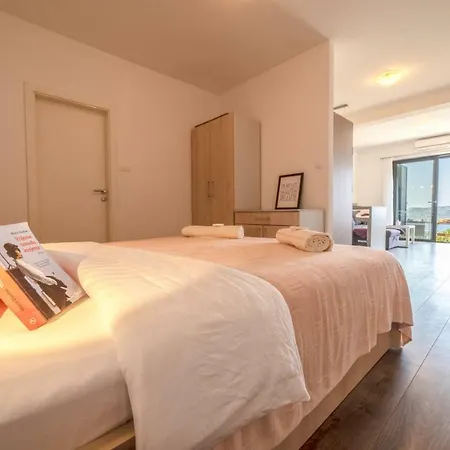 Apartment D & J *