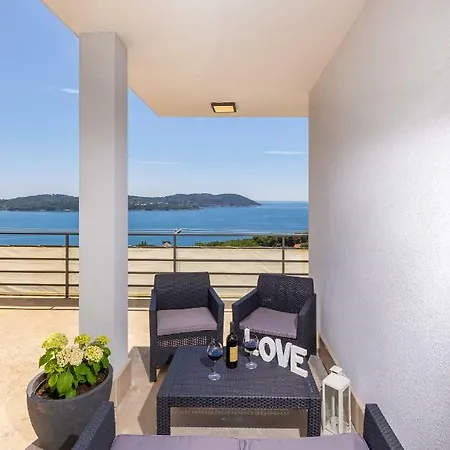 D & J With Heated Pool & Stunning Sea View Apartamento Orasac