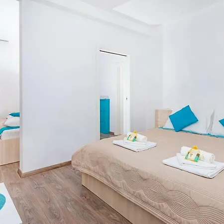 D & J With Heated Pool & Stunning Sea View Apartament Orašac