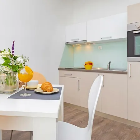 D & J With Heated Pool & Stunning Sea View *