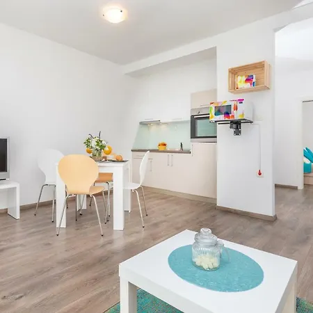 D & J With Heated Pool & Stunning Sea View *