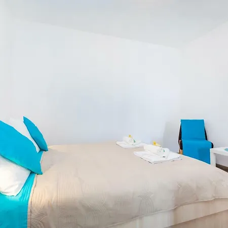 D & J With Heated Pool & Stunning Sea View Daire