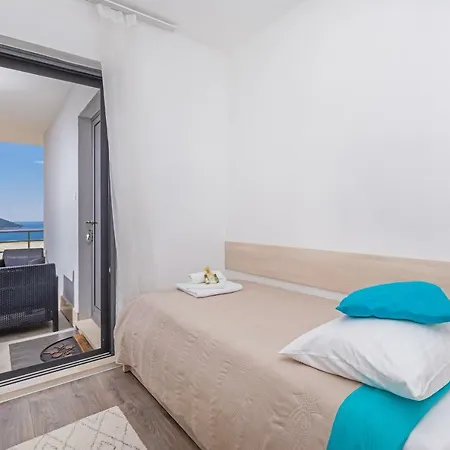 D & J With Heated Pool & Stunning Sea View Daire