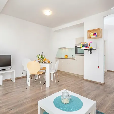D & J With Heated Pool & Stunning Sea View Daire