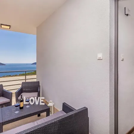 D & J With Heated Pool & Stunning Sea View *