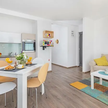 D & J With Heated Pool & Stunning Sea View *