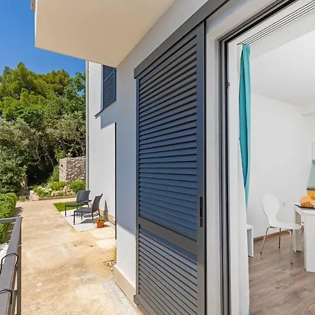 D & J With Heated Pool & Stunning Sea View *