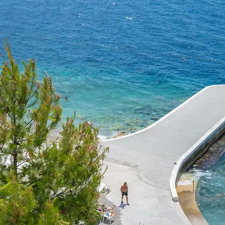 D & J With Heated Pool & Stunning Sea View *