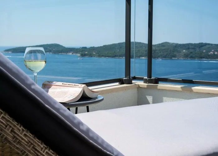 D & J With Heated Pool & Stunning Sea View 公寓