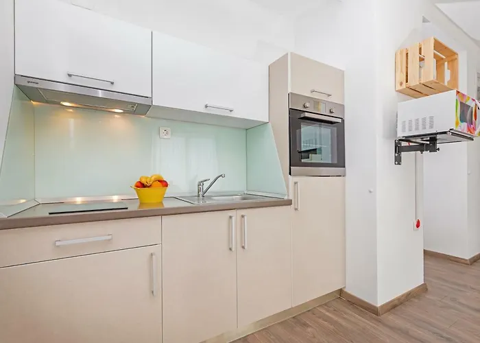 D & J With Heated Pool & Stunning Sea View *