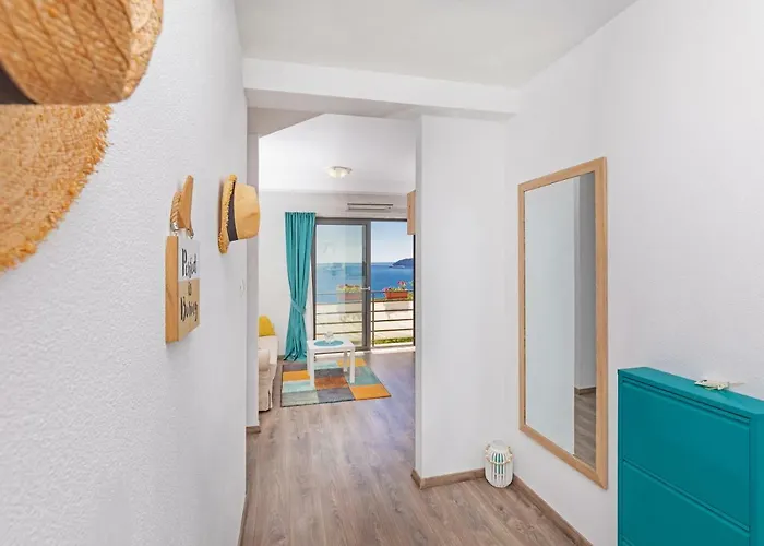 D & J With Heated Pool & Stunning Sea View *
