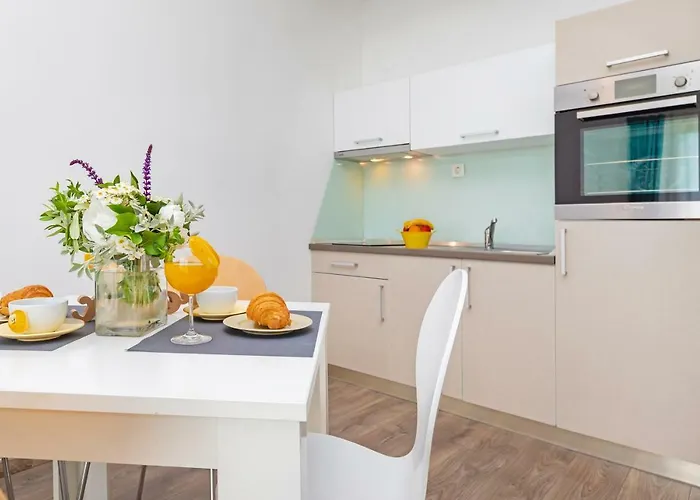 D & J With Heated Pool & Stunning Sea View *