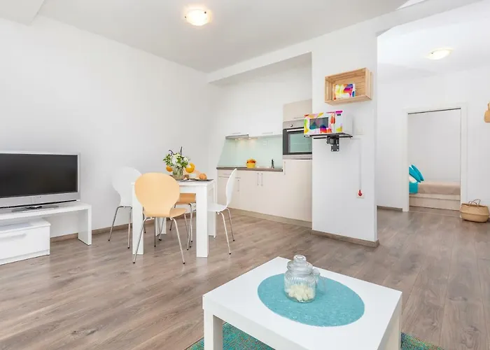 D & J With Heated Pool & Stunning Sea View *