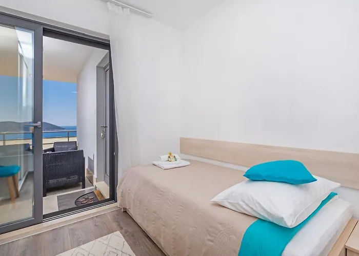 D & J With Heated Pool & Stunning Sea View 公寓