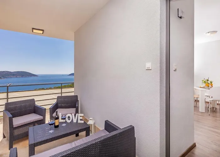 D & J With Heated Pool & Stunning Sea View *