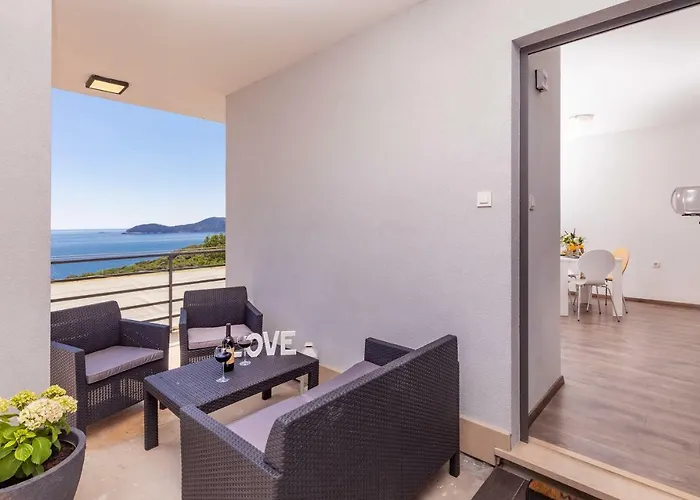D & J With Heated Pool & Stunning Sea View *