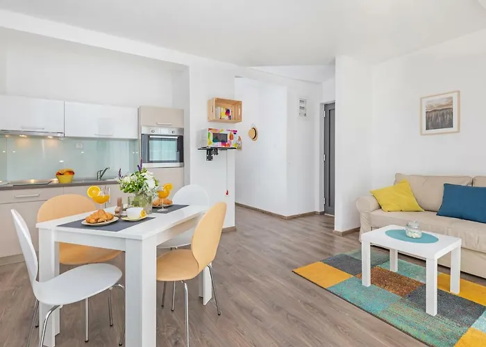 D & J With Heated Pool & Stunning Sea View *