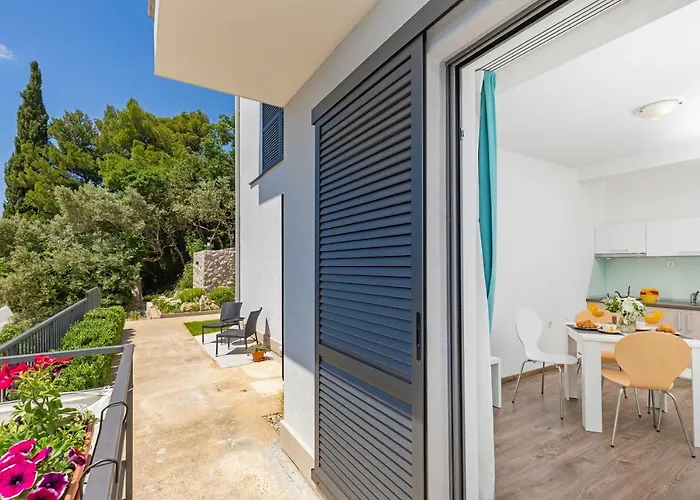 D & J With Heated Pool & Stunning Sea View *