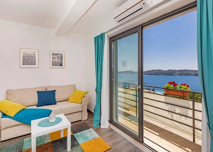 D & J With Heated Pool & Stunning Sea View 公寓 *