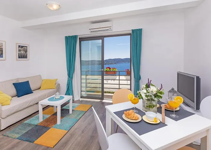 D & J With Heated Pool & Stunning Sea View 公寓 *